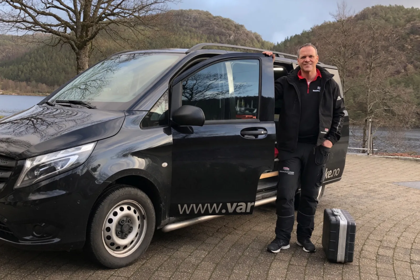 Vidar Risnes ved servicebilen